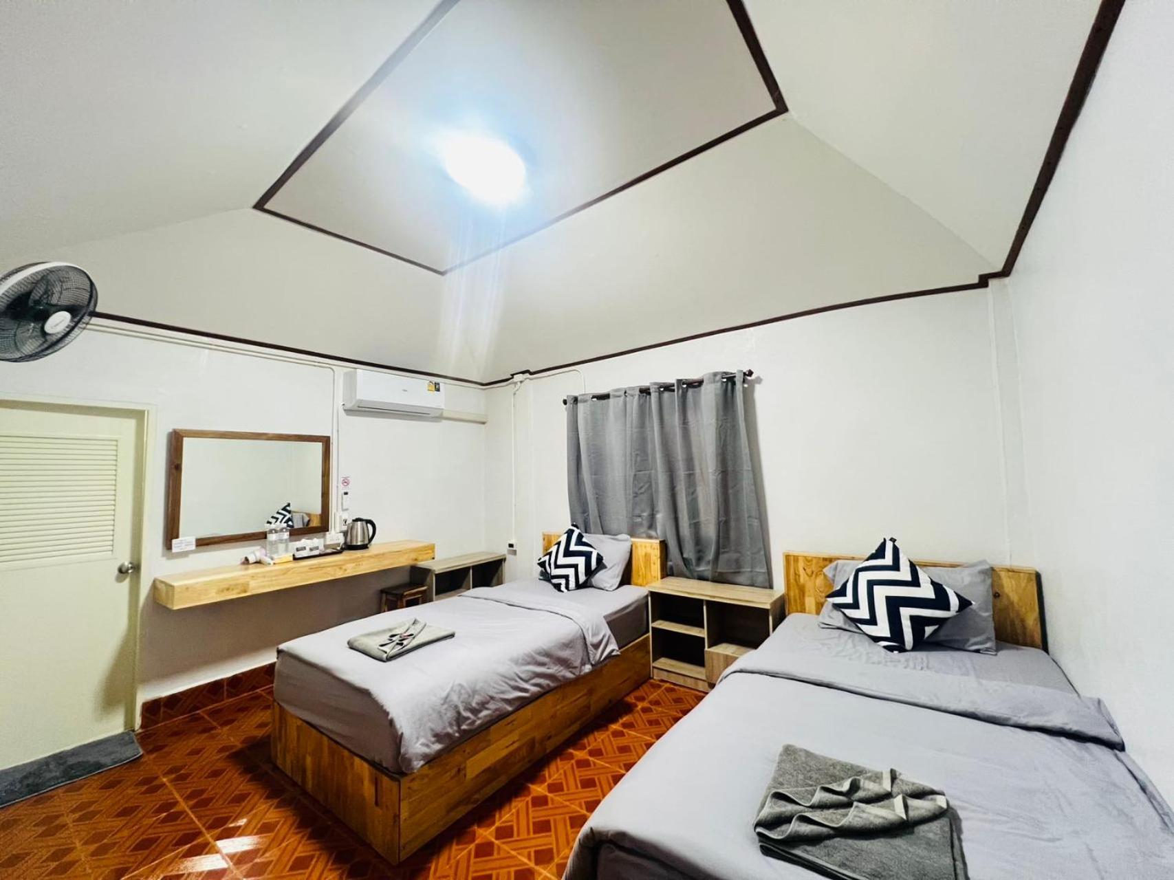 Lungwang Guest House Ban Rak Thai Exteriör bild
