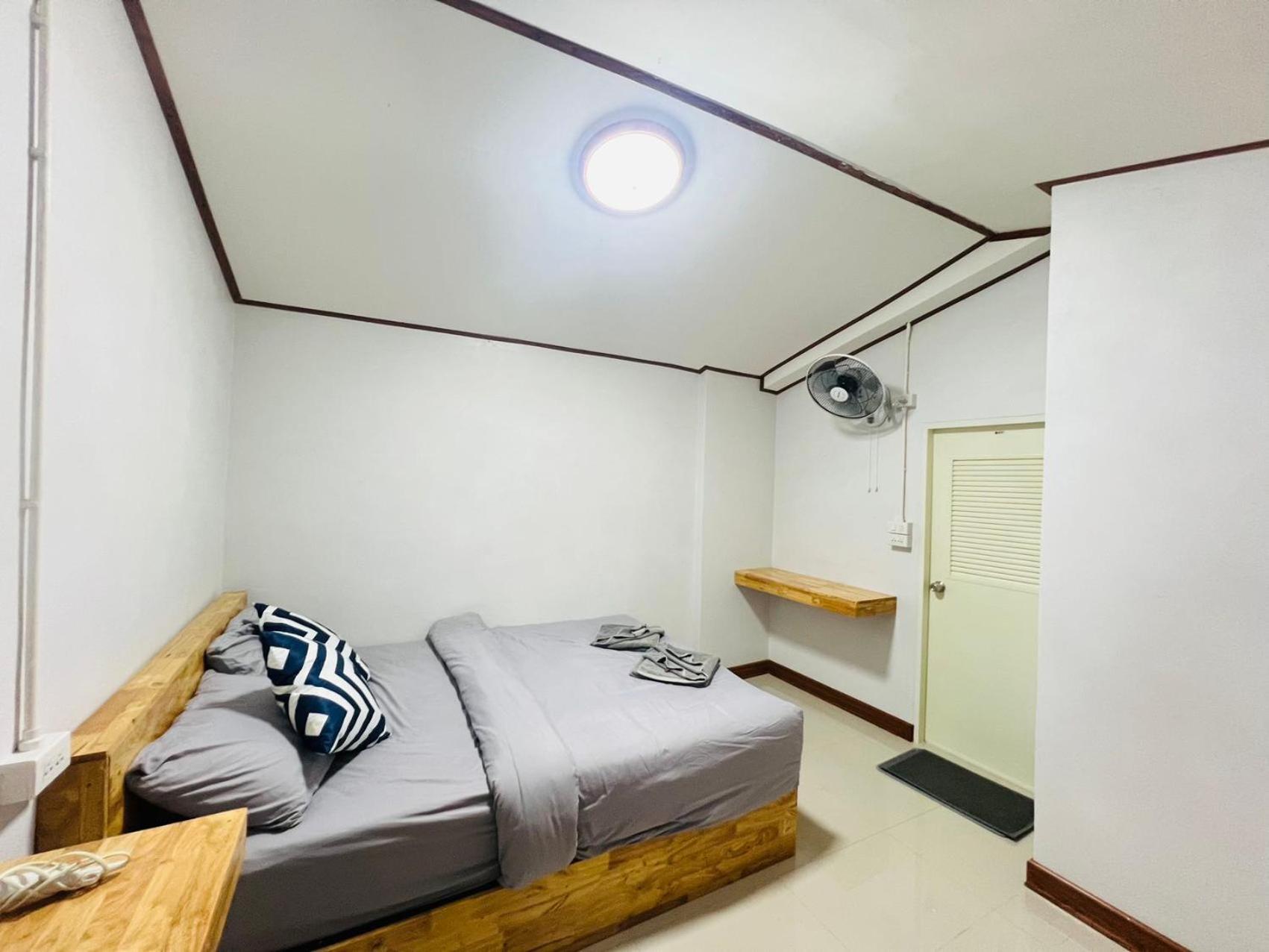 Lungwang Guest House Ban Rak Thai Exteriör bild
