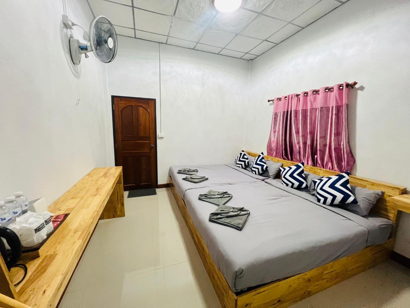 Lungwang Guest House Ban Rak Thai Exteriör bild