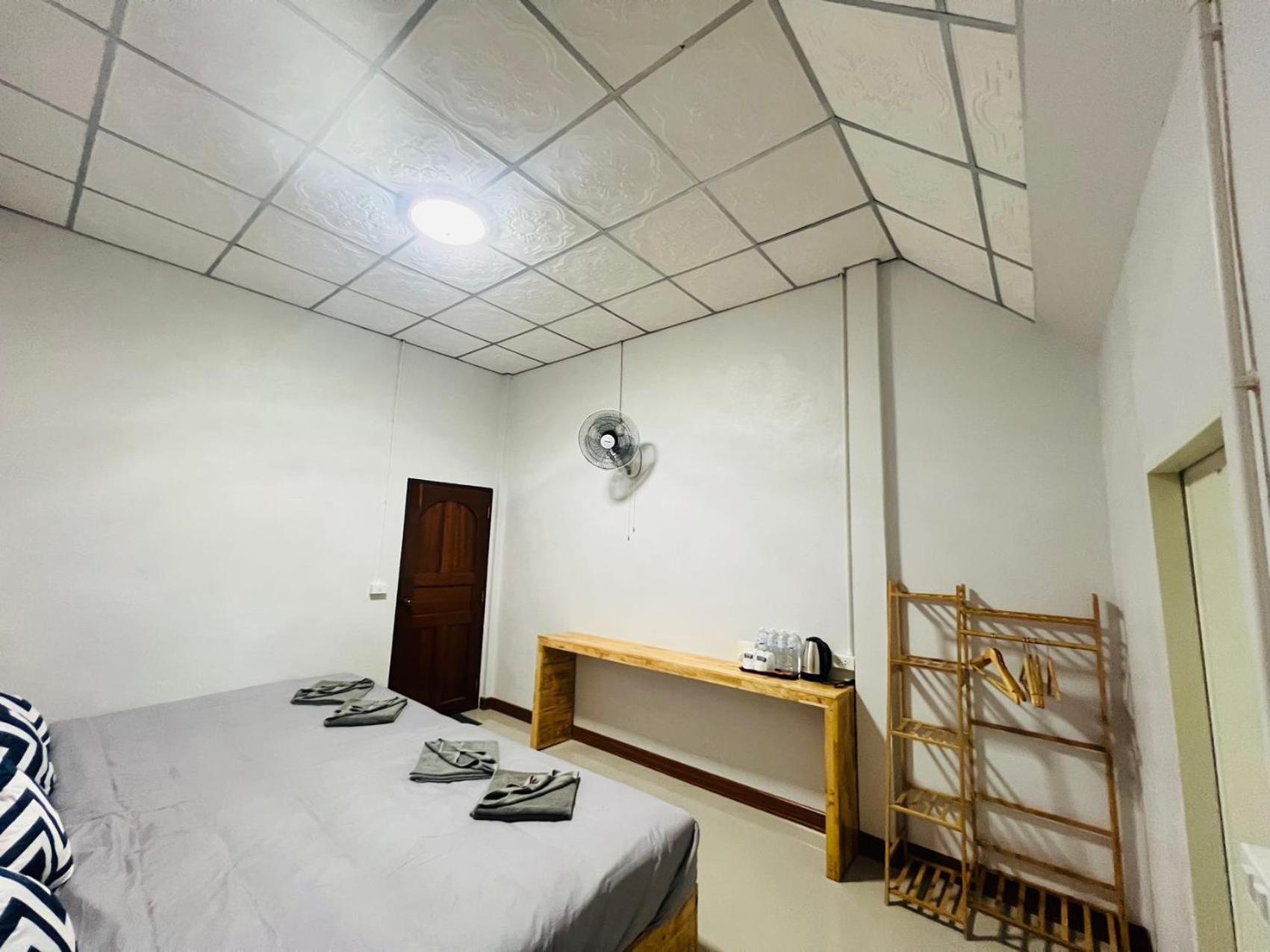 Lungwang Guest House Ban Rak Thai Exteriör bild