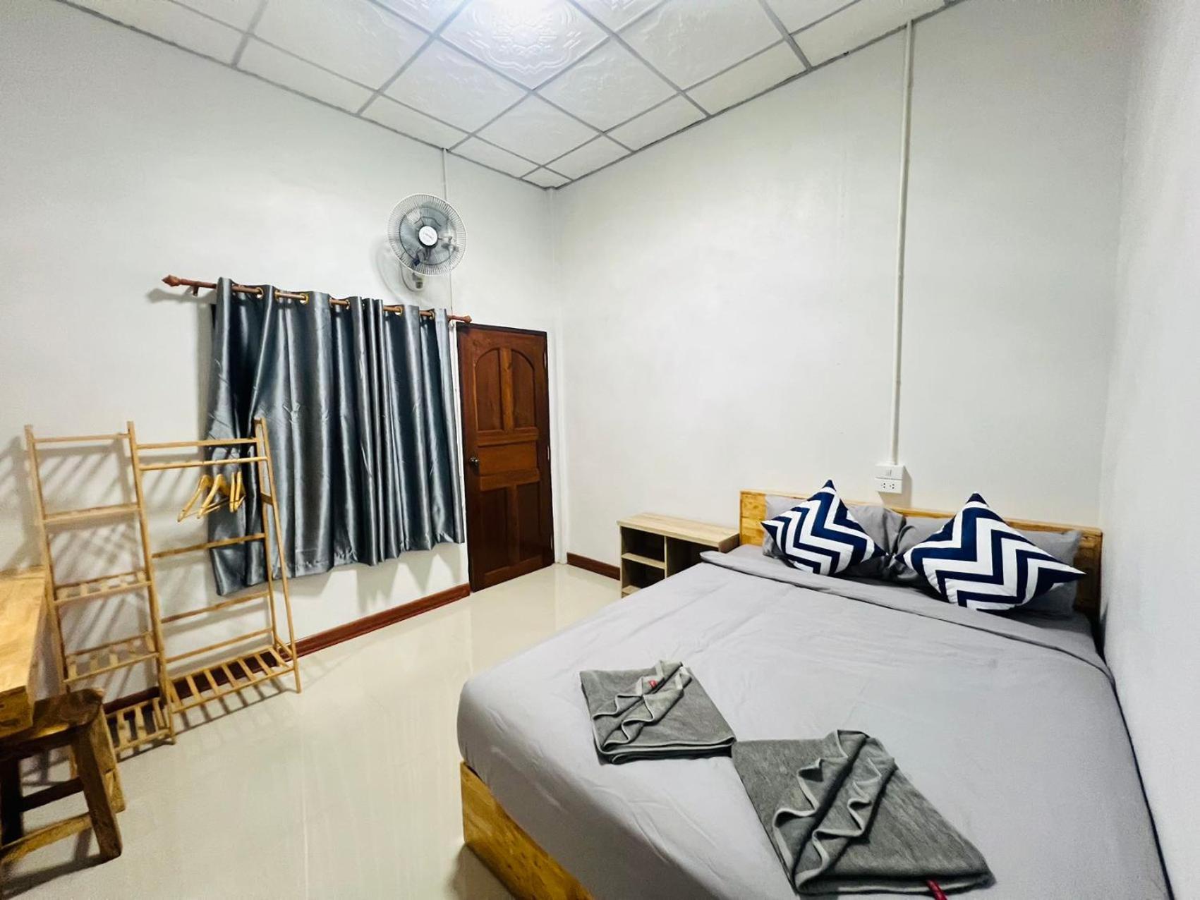 Lungwang Guest House Ban Rak Thai Exteriör bild